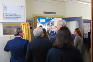 El director de la planta acerinox, escuela politécnica superior algeicras y vicerrector transferencia e innovación tras descubrir placa.