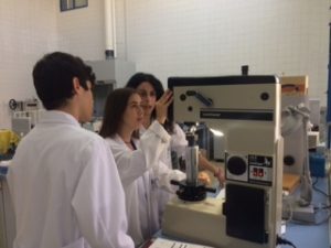 Patricia y Cristian, dos de los alumnos del Campus Verano, en laboratorio-taller 'Cátedra ACERINOX' d ela Escuela.