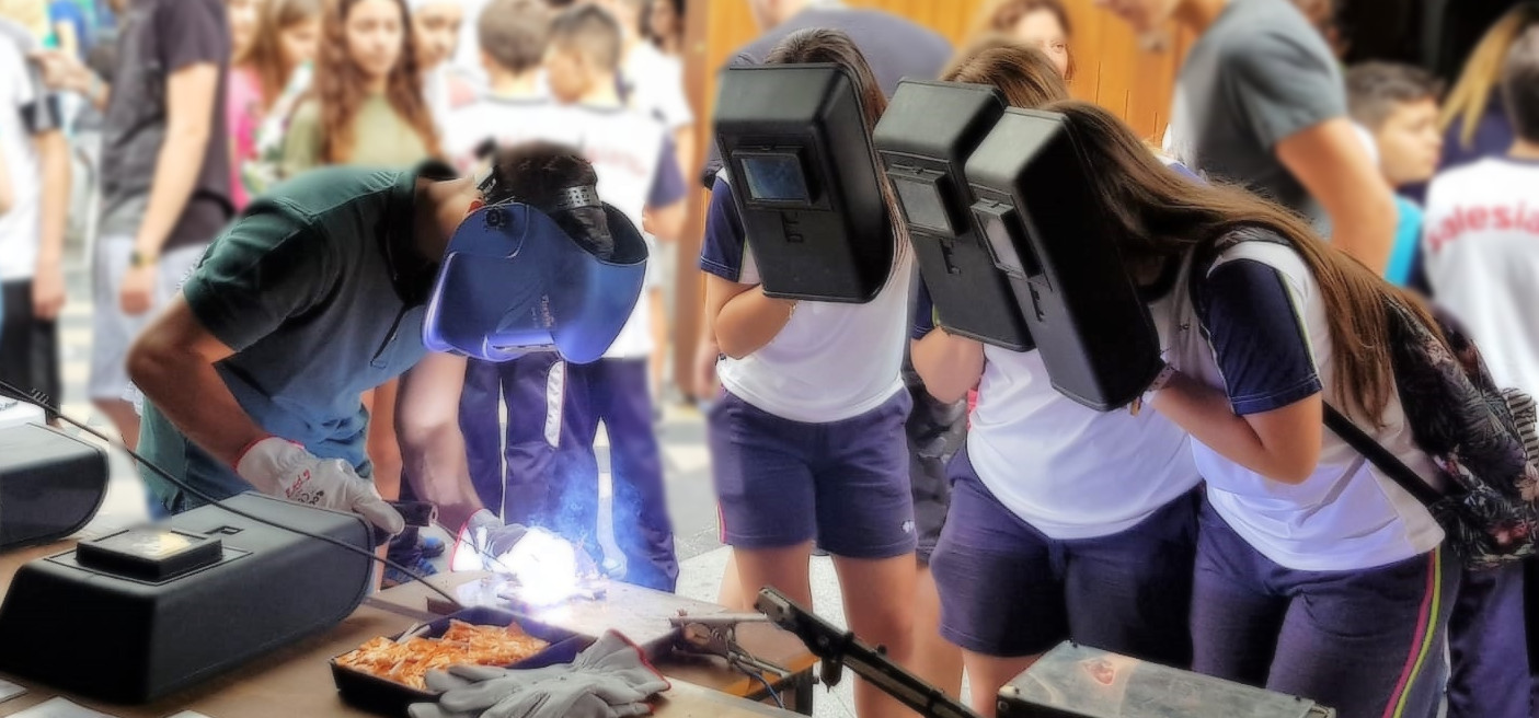 La Escuela participa en las Jornadas de Ciencia en la Calle Diverciencia 2019