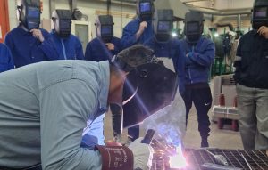 La ETSIA refuerza la capacitaci&oacute;n pr&aacute;ctica en soldadura de su alumnado con una clas...