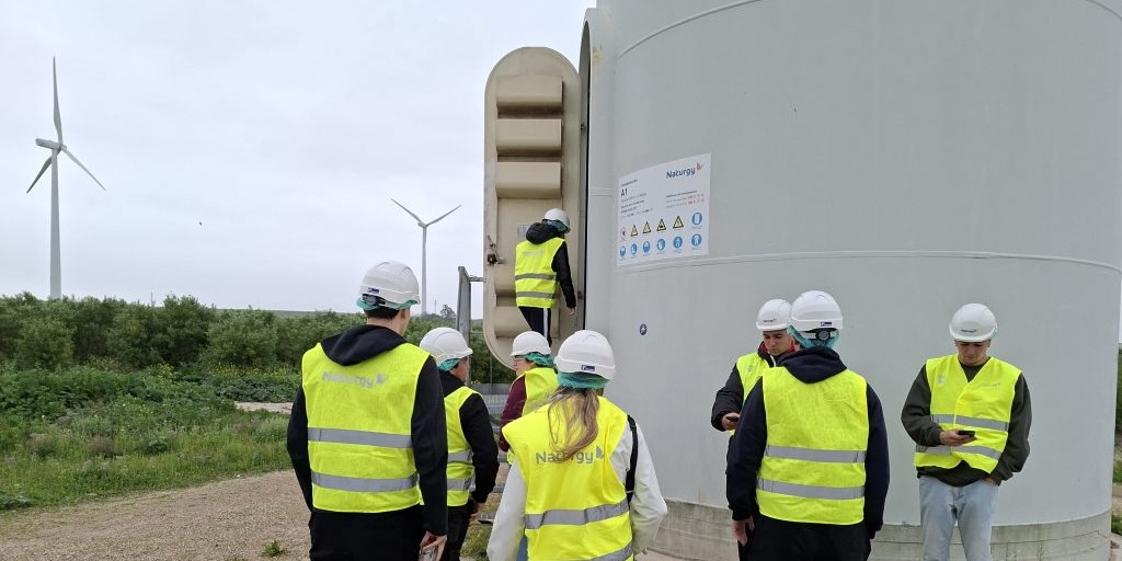 El alumnado de la ETSIA profundiza en la generación y transporte de energía con visitas técnicas a la Central de Los Barrios y el Parque Eólico «La Rabia»