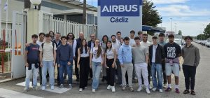 El alumnado de la ETSIA conoce la vanguardia aeroespacial y de fabricación en su visita a la plan...