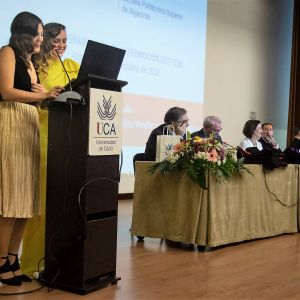 las alumnas Virgina González y Alba Barrera realizaron en nombre de sus compañeros un resumen de los principales momentos que han vivido en la Escuela durante sus estudios.