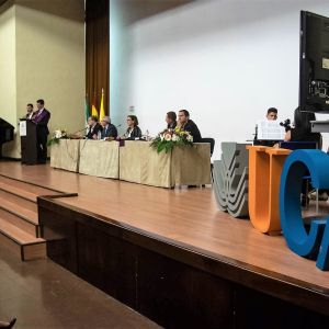 Los recién graduados de máster Carlos Sánchez y Manuel Jesús Espinosa, hablaron en nombre de sus compañeros para expresar cómo ven su futuro como profesionales.