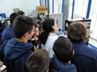 En el laboratorio-taller 'Cátedra Acerinox' observando el aumento de la dureza de un acero templado.