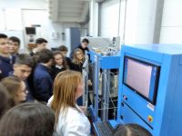 Realizando un ensayo de compresión de hormigón.