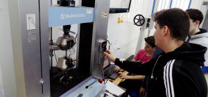 Alumnos del IES Mediterráneo en el Laboratorio taller Cátedra Acerinox