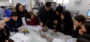 Alumnos del IES Almadraba en el Laboratorio de suelos y hormigón.