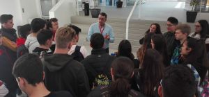 Alumnos en el hall de entrada de la EPS de Algeciras atendiendo a las explicaciones previas a la práctica sobre transportes.
