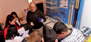 Alumnos del IES Almadraba en el Laboratorio de hidrología atendiendo a la explicaciones del Dr. Antonio Contreras.