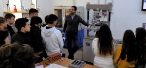 Alumnos del IES Hozgarganta realizan un ensayo de materiales de construcción con el Dr. Daniel Mena.