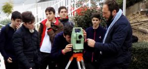 El Dr. Francisco Contreras enseña a los alumos de Salesianos María Auxiliadora el uso de un equipo de topografía.