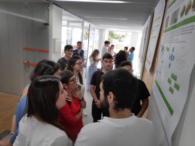 Alumnos exponiendo sus micro-proyectos al comité evaluador.