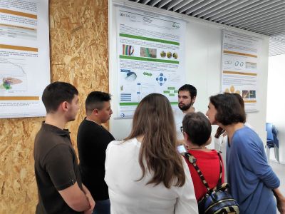 Alumnos exponiendo sus micro-proyectos al comité evaluador.