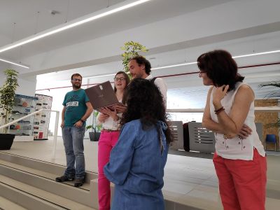 Maria Luz Martín, directora de la cátedra Acerinox, anunciando el resultado de las valoraciones.