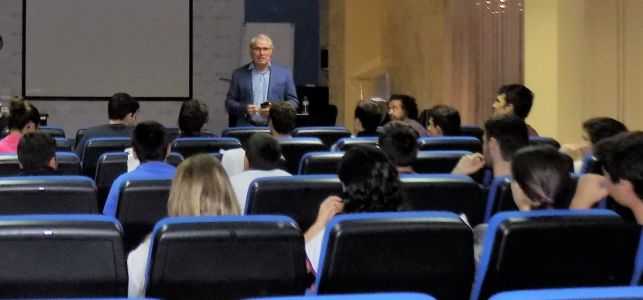 Gabriel González Siles, director de la EPS, dando la bienvenida y presentando a su equipo.