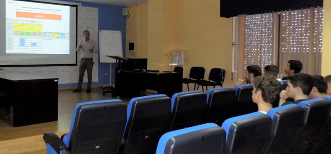 El coordinador de los Grados de la rama Industrial, José Carlos Palomares, explica a los nuevos alumnos los detalles de planificación docente.